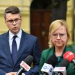Minister klimatu i środowiska Anna Moskwa (P) i rzecznik rządu Piotr Mueller (L) podczas