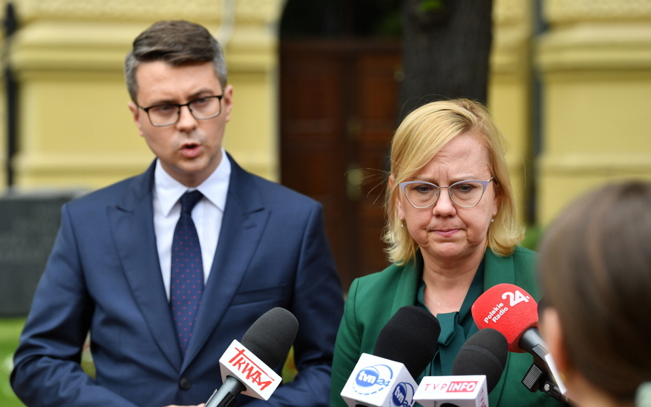 Minister klimatu i środowiska Anna Moskwa (P) i rzecznik rządu Piotr Mueller (L) podczas