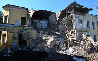 Zniszczony w wyniku rosyjskiego ostrzału budynek w Charkowie