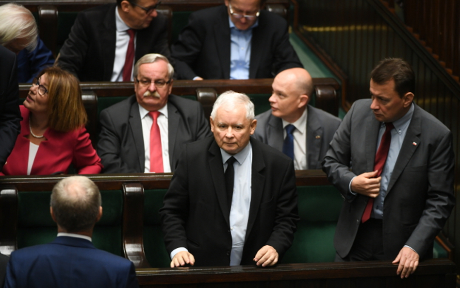 Sondaż: PiS wciąż pnie się w górę