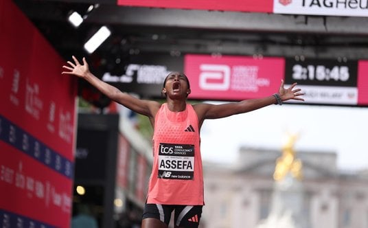 Etiopka Tigist Assefa na mecie maratonu w Londynie.