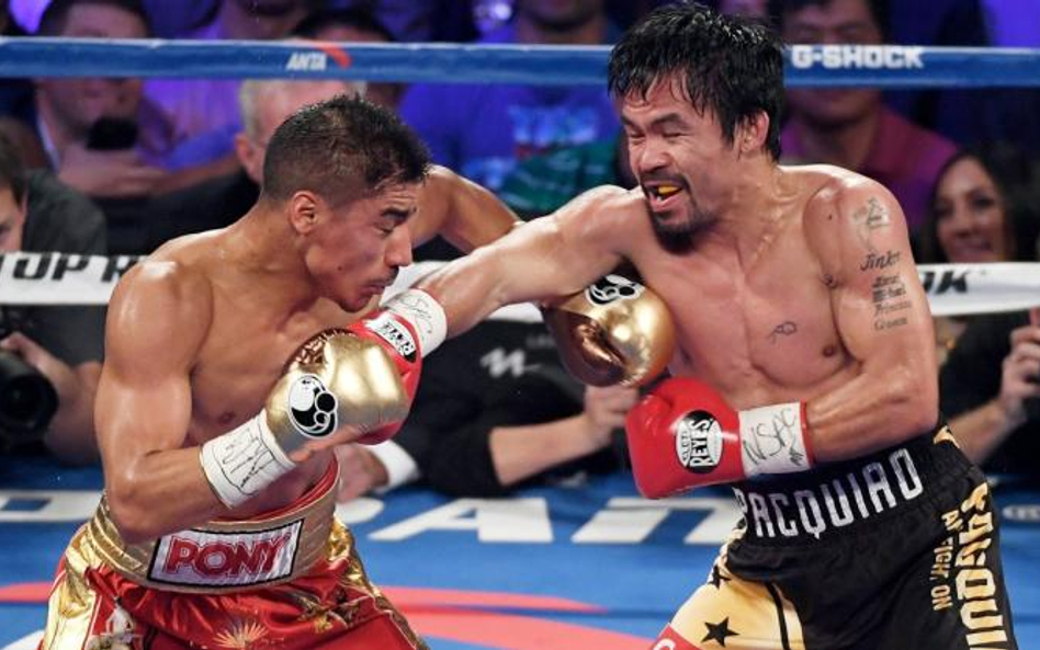 Manny Pacquiao (z prawej) wygrał z Jessiem Vargasem wyraźnie, posłał nawet rywala na deski.