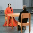 Marina podczas performance'u „Artystka obecna” w MoMA w marcu 2010 r. Później zrezygnowała ze stołu,