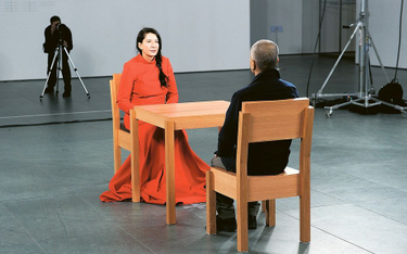 Marina podczas performance'u „Artystka obecna” w MoMA w marcu 2010 r. Później zrezygnowała ze stołu,