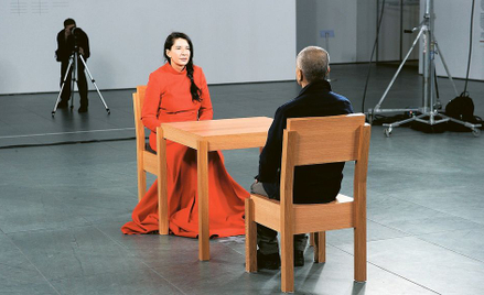 Marina podczas performance'u „Artystka obecna” w MoMA w marcu 2010 r. Później zrezygnowała ze stołu,