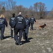 Niemieccy policjanci podczas akcji poszukiwawczej w Jaśle