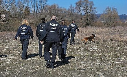 Niemieccy policjanci podczas akcji poszukiwawczej w Jaśle