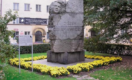 Pomnik poety stoi dziś na placu jego imienia