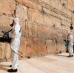 Ulice starej Jerozolimy są dziś puste. Pod Ścianą Płaczu trzy razy dziennie może się modlić jedynie 