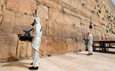 Ulice starej Jerozolimy są dziś puste. Pod Ścianą Płaczu trzy razy dziennie może się modlić jedynie 