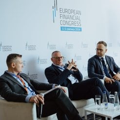 Uczestnicy debaty „Zabezpiecze- nie sektora finansowego i konsumentów przed działalnością nielegalny