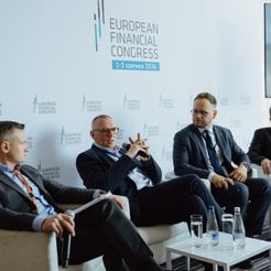 Uczestnicy debaty „Zabezpiecze- nie sektora finansowego i konsumentów przed działalnością nielegalny