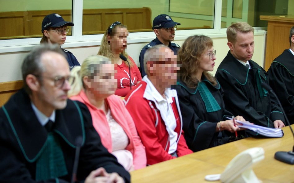 Matka Kamilka Magdalena B. (C) oraz członkowie rodziny Kamila: Aneta (C-L) i Wojciech J. (C-P) w Sąd