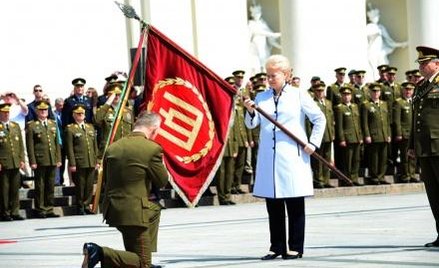 Prezydent Dalia Grybauskaite i dowódca sił zbrojnych Litwy Vytautas Žukas, rok temu w Wilnie