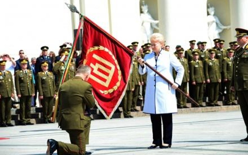 Prezydent Dalia Grybauskaite i dowódca sił zbrojnych Litwy Vytautas Žukas, rok temu w Wilnie