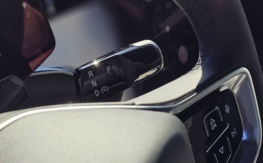 Volvo EX90: skrzynia biegów przy kolumnie kierownicy