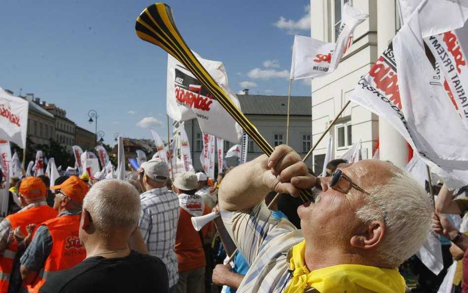 Związkowcy mają być pozbawieni etatów związkowych i pomieszczeń