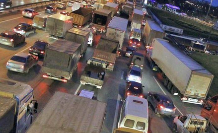 Tysiące ciężarówek codziennie wwozi kontrabandę z UE do Rosji. Na zdjęciu autostrada w okolicach Mos