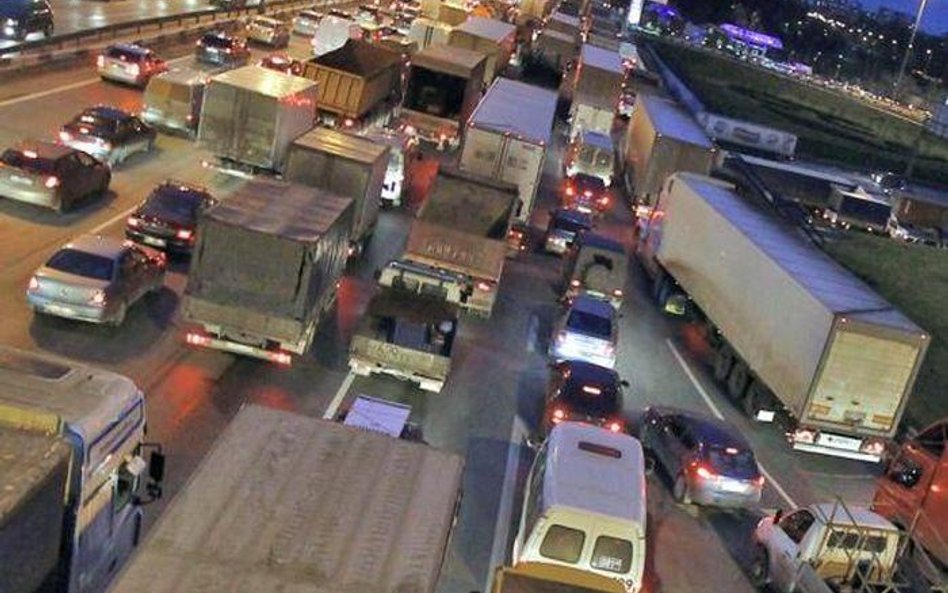 Tysiące ciężarówek codziennie wwozi kontrabandę z UE do Rosji. Na zdjęciu autostrada w okolicach Mos