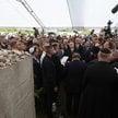 Uczestnicy uroczystości przy pomniku upamiętniającym Żydów zamordowanych 10 lipca 1941 r. w Jedwabne