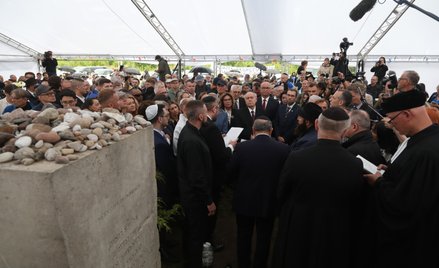 Uczestnicy uroczystości przy pomniku upamiętniającym Żydów zamordowanych 10 lipca 1941 r. w Jedwabne