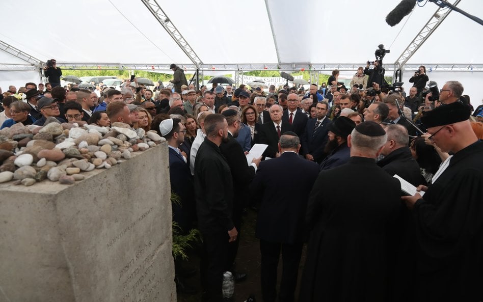 Uczestnicy uroczystości przy pomniku upamiętniającym Żydów zamordowanych 10 lipca 1941 r. w Jedwabne