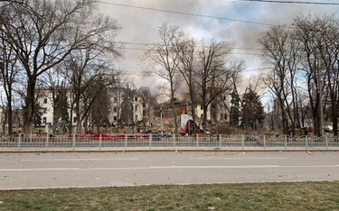 Teatr w Mariupolu zniszczony przez rosyjską bombę