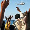 Uratowani imigranci na włoskiej Wysepce Lampedusa