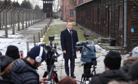 Międzynarodowy Dzień Pamięci o Ofiarach Holokaustu. Prezydent Karol Nawrocki na terenie byłego obozu