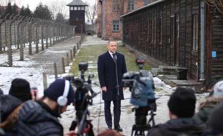 Międzynarodowy Dzień Pamięci o Ofiarach Holokaustu. Prezydent Karol Nawrocki przed Ścianą Śmierci na