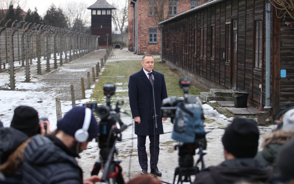 Międzynarodowy Dzień Pamięci o Ofiarach Holokaustu. Prezydent Karol Nawrocki przed Ścianą Śmierci na