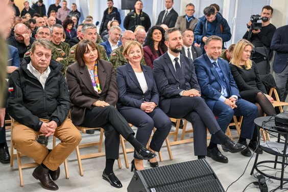 Politycy obozu rządzącego na otwarciu przedszkola kontenerowego wybudowanego przez żołnierzy w ramac