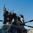 Afganistan: Mudżahedini na zniszczonym sowieckim helikopterze, rok 1980