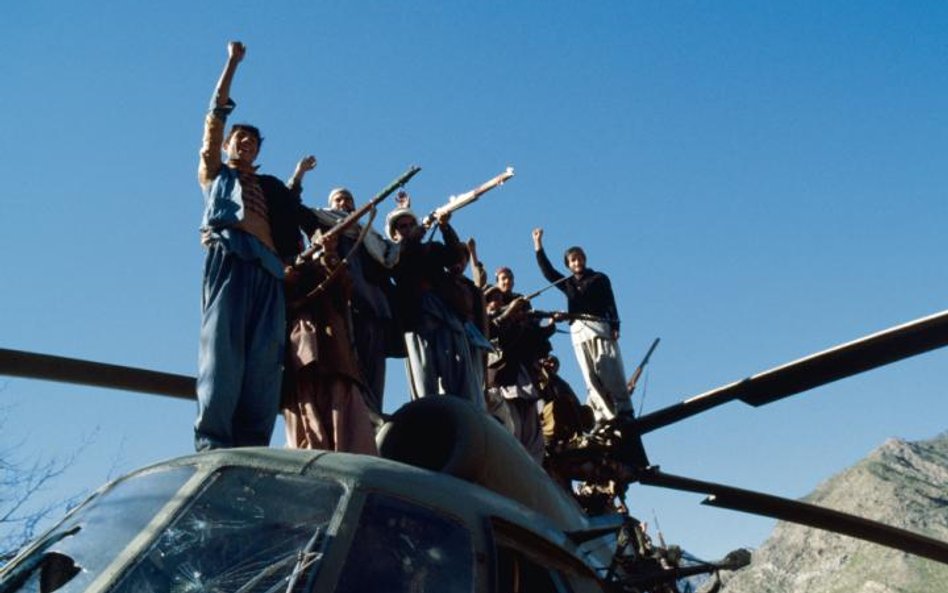 Afganistan: Mudżahedini na zniszczonym sowieckim helikopterze, rok 1980