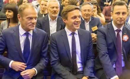 Leszek Jażdżewski w Auditorium Maximum. Obok Donald Tusk i Władysław Kosiniak-Kamysz.