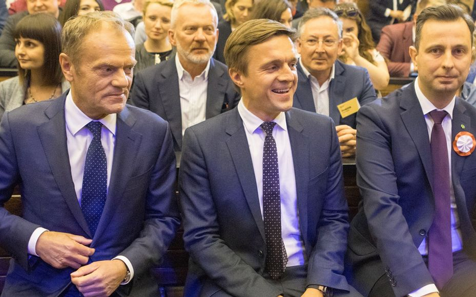 Leszek Jażdżewski w Auditorium Maximum. Obok Donald Tusk i Władysław Kosiniak-Kamysz.