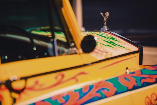 Te psychodeliczne wzory ciekawie nawiązują do słynnej statuetki na masce limuzyn tej marki, zwanej S