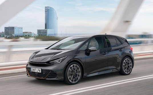 Born to debiut Cupry w segmencie modeli na prąd. Szykowny kompakt ma 231 KM mocy i akumulator o poje