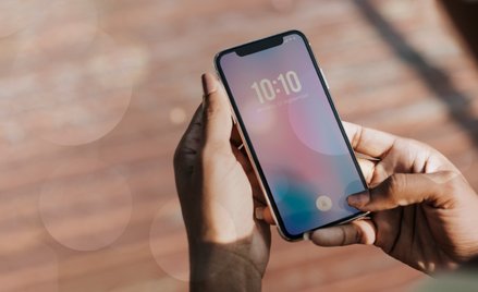 Jak sprawdzanie czasu na telefonie wpływa na umysł? Zaskakujące wnioski naukowców