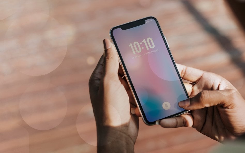 Jak sprawdzanie czasu na telefonie wpływa na umysł? Zaskakujące wnioski naukowców