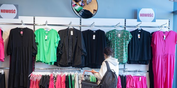 Rynek odzieży i obuwia w Polsce zwalnia. Giganci rosną