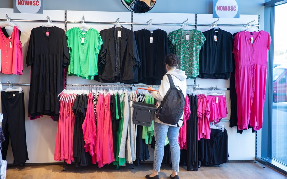 Rzadziej kupujemy nowe ubrania, ceny spadają