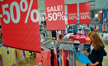 Zdaniem firm handlowych klienci nie powinni liczyć na duże obniżki cen odzieży i obuwia w nadchodząc