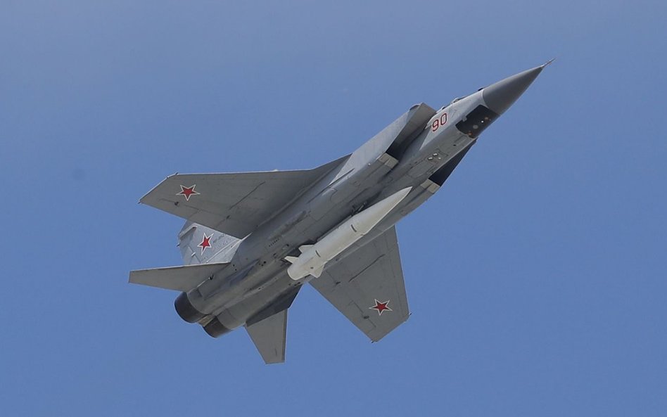 MIG-31 przenoszący precyzyjny hipersoniczny pocisk aerobalistyczny Kindżał