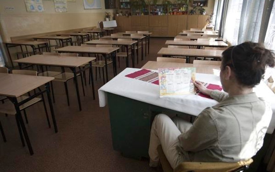 Pedagogowi przysługuje nieraz podwójna rekompensata za stratę posady