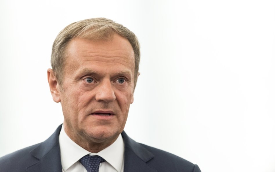 Donald Tusk chwali książkę. Szczepan Twardoch wypomina podatek