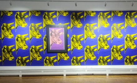 Instalacja „Cow Wallpaper” w centrum Pałacu Sztuki w Krakowie