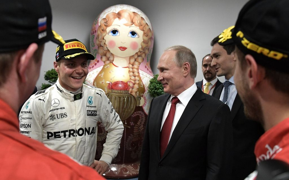 Zwycięzca Grand Prix w Soczi Fin Valtteri Bottas i premier Rosji Władymir Putin