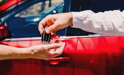 Niezbędnik przedsiębiorcy: auto po leasingu dla krewnego * KSeF: spóźniona faktura * VAT od cudzych 