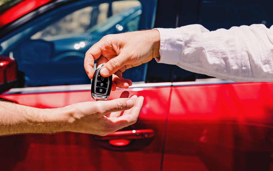 Niezbędnik przedsiębiorcy: auto po leasingu dla krewnego * KSeF: spóźniona faktura * VAT od cudzych zobowiązań * opodatkowanie zdalnej pracy * reforma PIP * neutralność płciowa w anonsach